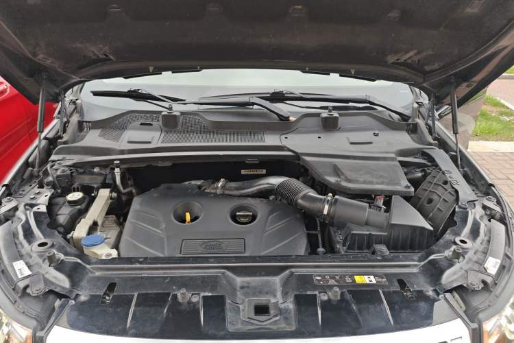 Used Land Rover Discovery Sport 2017 2.0T HSE Engine Bay