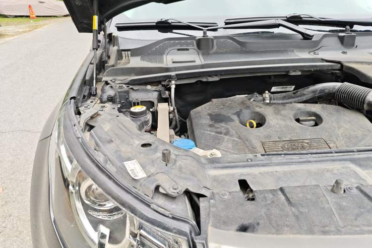 Used Land Rover Discovery Sport 2017 2.0T SE Engine Bay Right