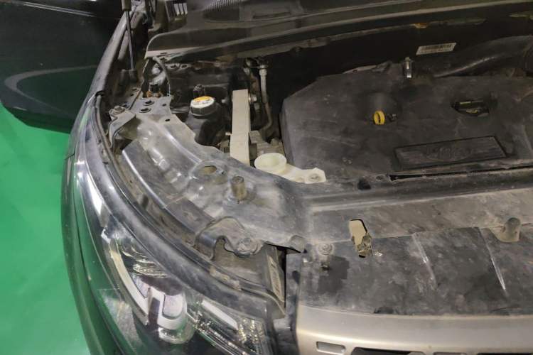 Used Land Rover Discovery Sport 2017 2.0T SE Engine Bay Right