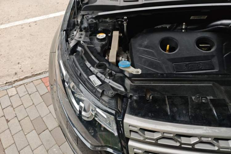 Used Land Rover Discovery Sport 2017 2.0T SE Engine Bay Right