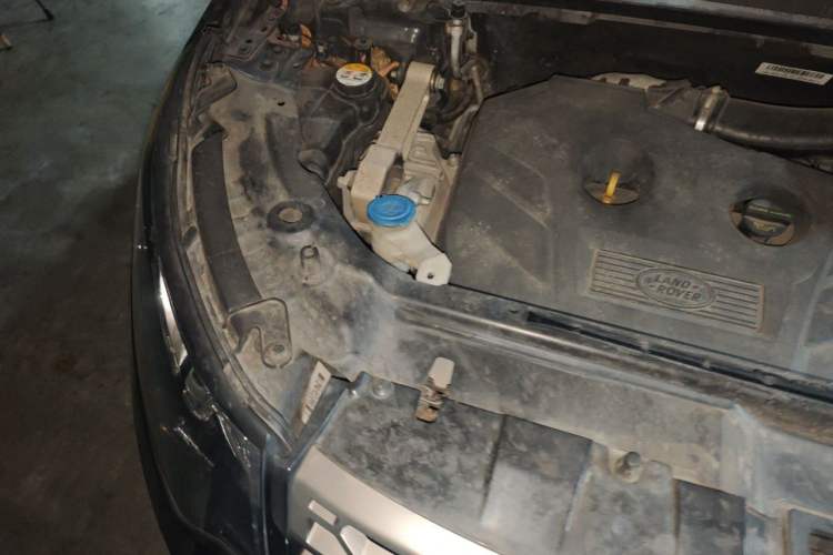 Used Land Rover Discovery Sport 2017 2.0T SE Engine Bay Right