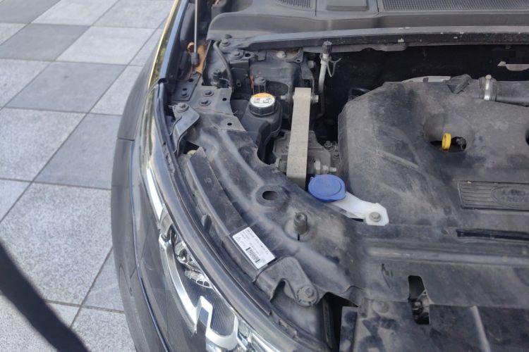 Used Land Rover Discovery Sport 2017 2.0T SE Engine Bay Right