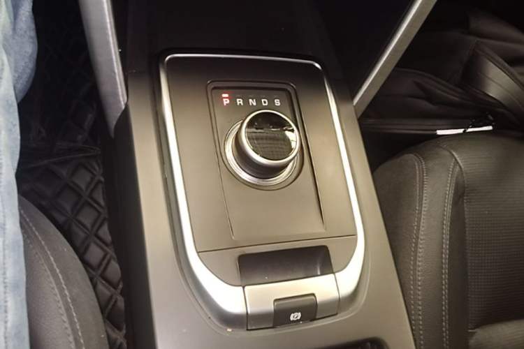 Used Land Rover Discovery Sport 2017 2.0T SE Gear Lever