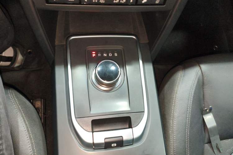 Used Land Rover Discovery Sport 2017 2.0T PURE Gear Lever