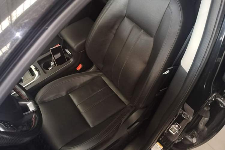 Used Land Rover Discovery Sport 2017 2.0T SE Left Front Seat