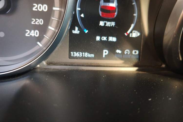 Used Land Rover Discovery Sport 2017 2.0T SE Odometer Close Up