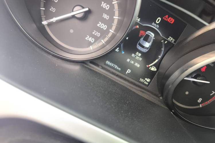 Used Land Rover Discovery Sport 2017 2.0T PURE Odometer Close Up