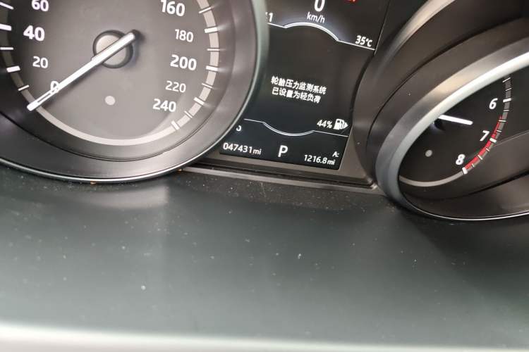 Used Land Rover Discovery Sport 2017 2.0T SE Odometer Close Up