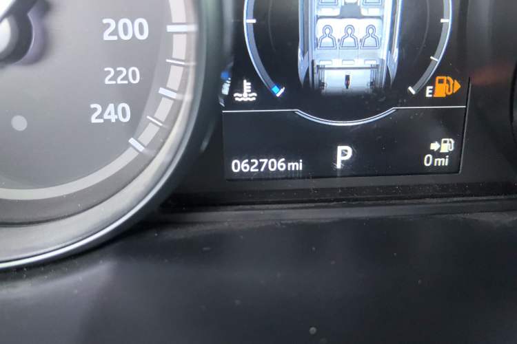 Used Land Rover Discovery Sport 2017 2.0T SE Odometer Close Up