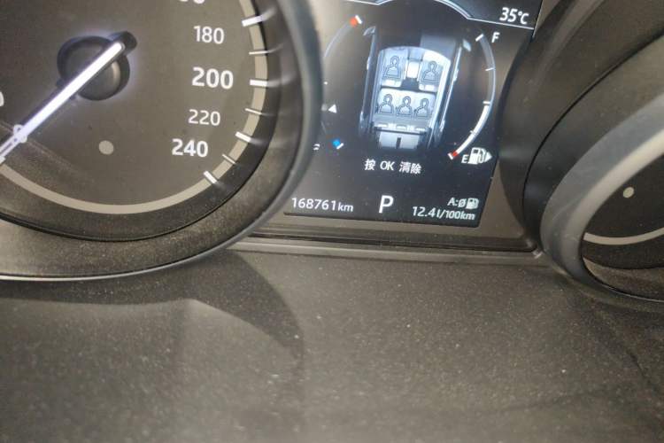 Used Land Rover Discovery Sport 2017 2.0T SE Odometer Close Up