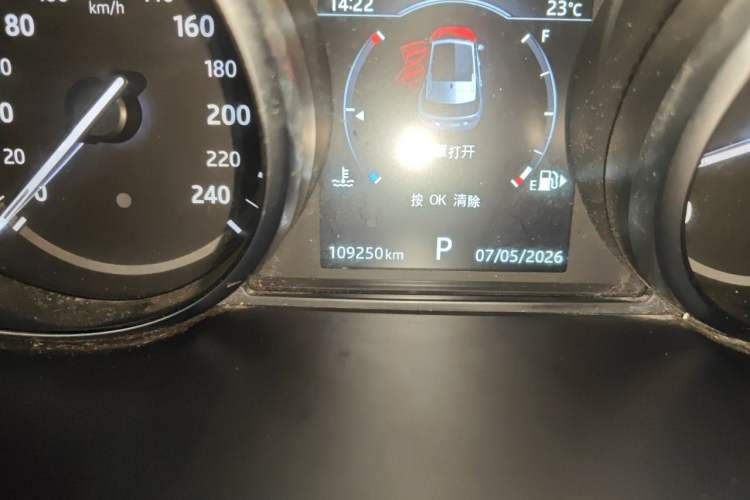 Used Land Rover Discovery Sport 2017 2.0T SE Odometer Close Up