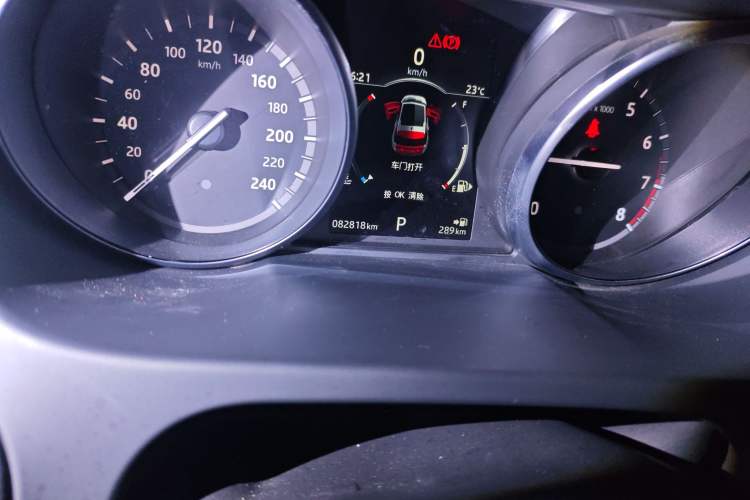 Used Land Rover Discovery Sport 2017 2.0T HSE Odometer Close Up