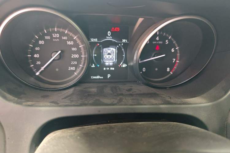 Used Land Rover Discovery Sport 2017 2.0T SE Odometer Close Up