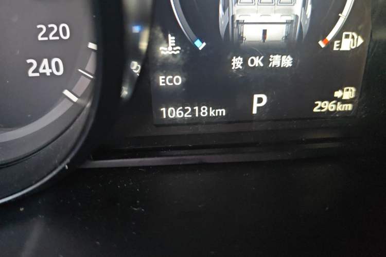 Used Land Rover Discovery Sport 2017 2.0T SE Odometer Close Up
