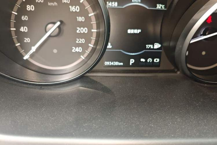 Used Land Rover Discovery Sport 2017 2.0T PURE Odometer Close Up