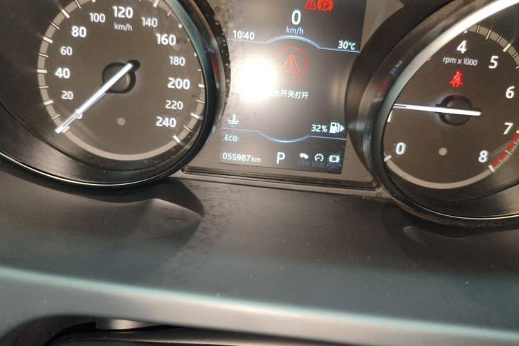 Used Land Rover Discovery Sport 2017 2.0T PURE Odometer Close Up