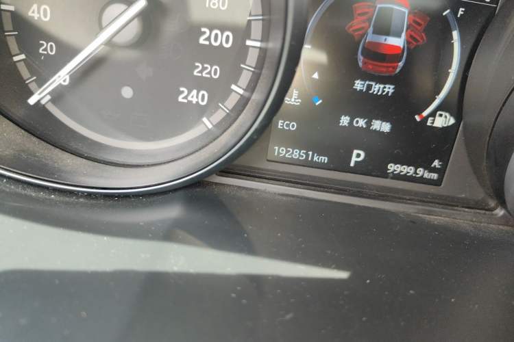 Used Land Rover Discovery Sport 2017 2.0T SE Odometer Close Up