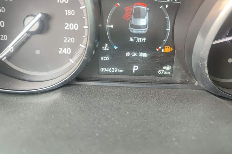Used Land Rover Discovery Sport 2017 2.0T SE Odometer Close Up