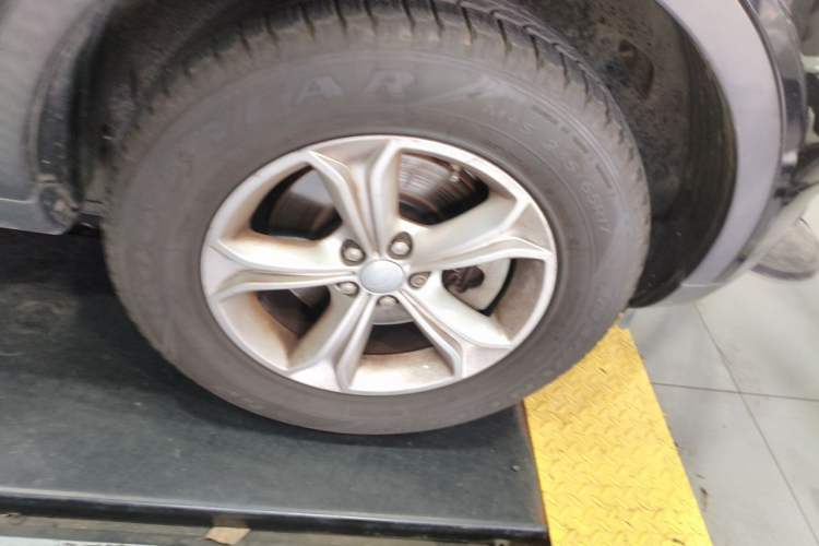 Used Land Rover Discovery Sport 2017 2.0T PURE Right Front Wheel Hub