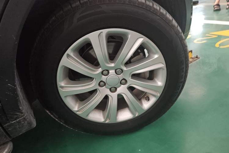 Used Land Rover Discovery Sport 2017 2.0T SE Right Front Wheel Hub