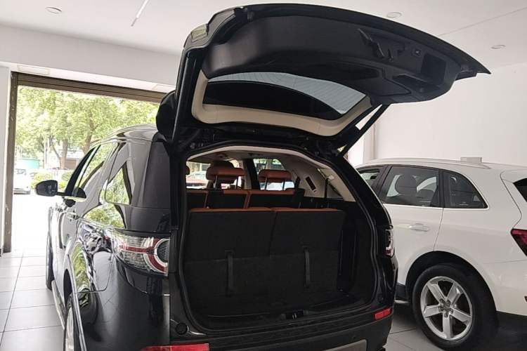 Used Land Rover Discovery Sport 2017 2.0T HSE LUXURY Trunk