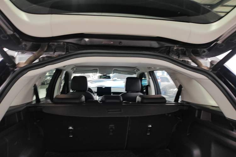 Used Land Rover Discovery Sport 2017 2.0T SE Trunk