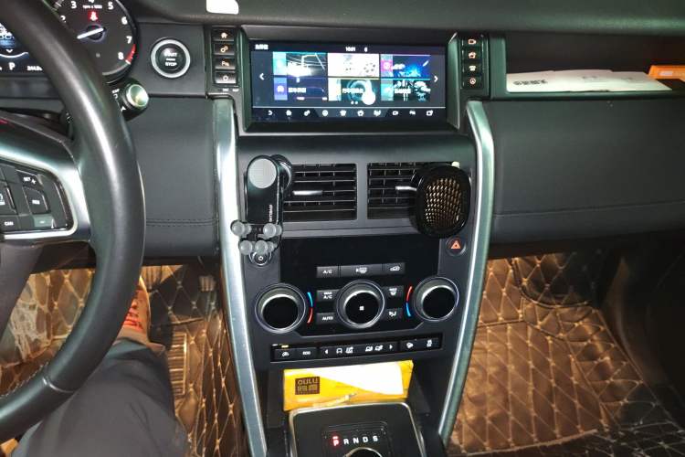 Used Land Rover Discovery Sport 2017 2.0T SE Audio And AC Panel