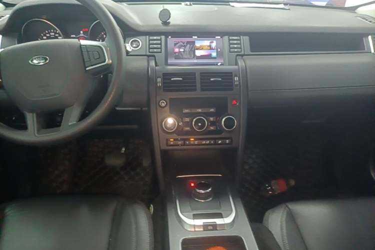Used Land Rover Discovery Sport 2017 2.0T PURE Audio And AC Panel