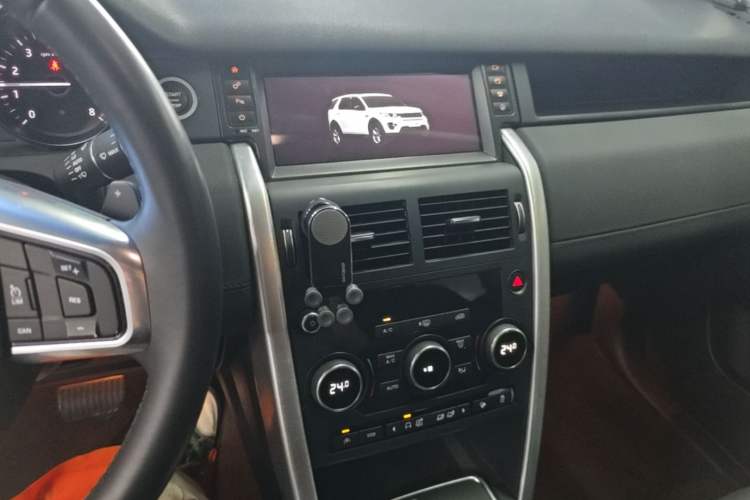 Used Land Rover Discovery Sport 2017 2.0T SE Audio And AC Panel