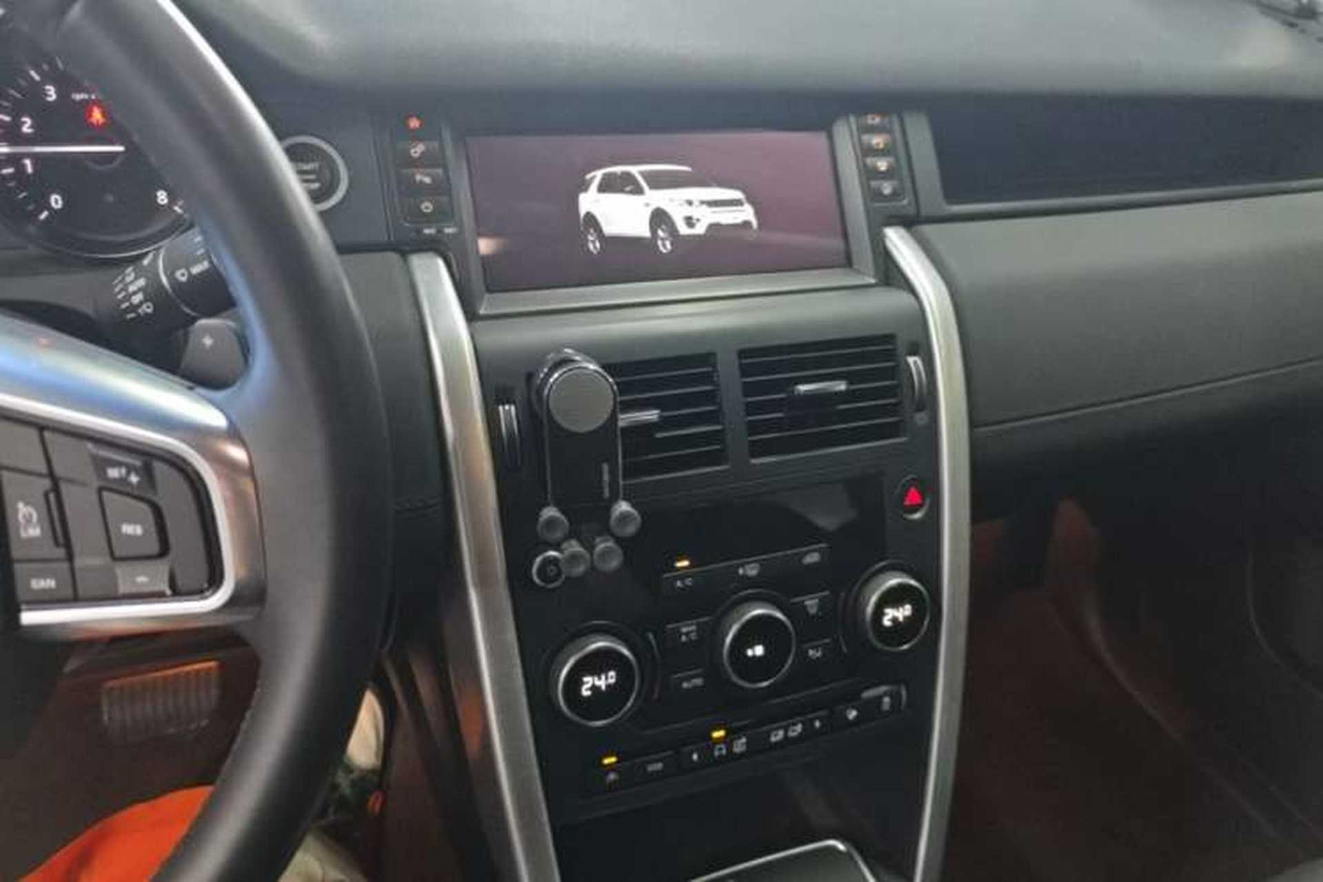 Used Land Rover Discovery Sport 2017 2.0T SE Audio And AC Panel