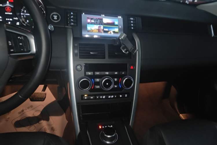 Used Land Rover Discovery Sport 2017 2.0T HSE Audio And AC Panel
