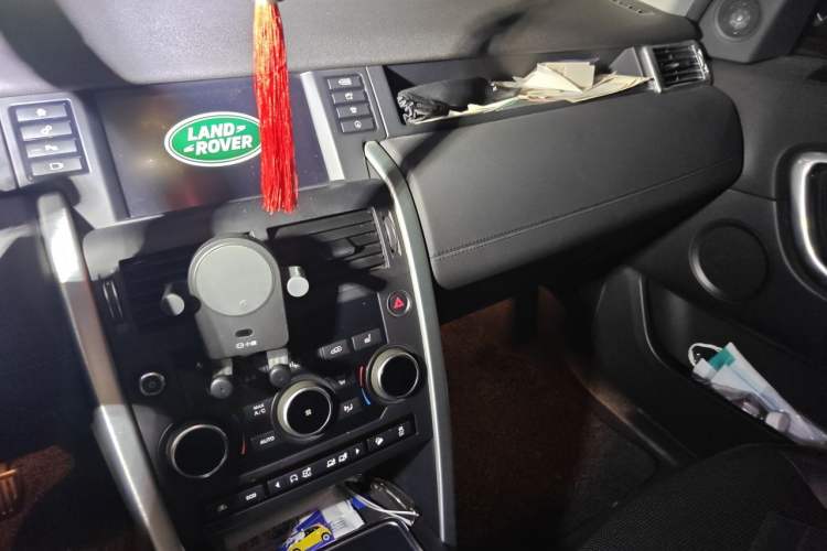 Used Land Rover Discovery Sport 2017 2.0T HSE Audio And AC Panel