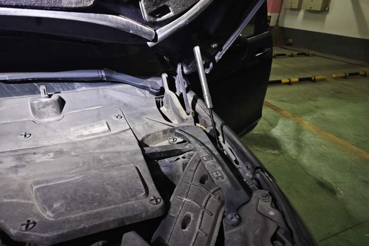 Used Land Rover Discovery Sport 2017 2.0T HSE Engine Bay Left