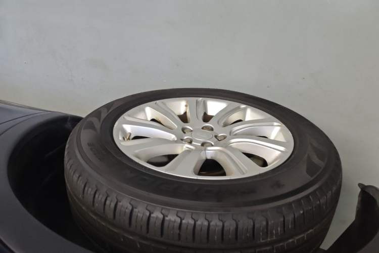 Used Land Rover Discovery Sport 2017 2.0T SE Left Front Wheel Hub