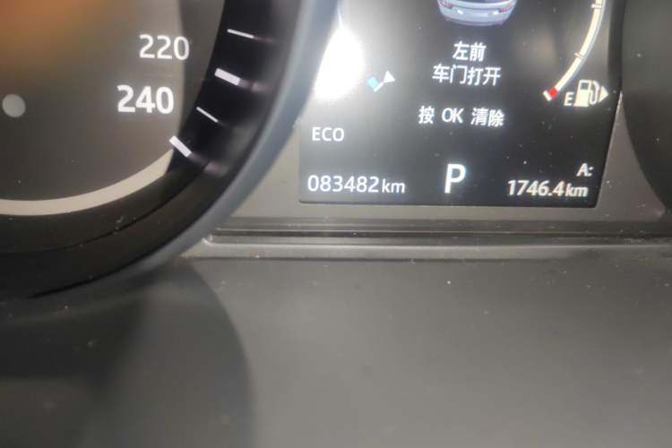 Used Land Rover Discovery Sport 2017 2.0T SE Odometer Close Up