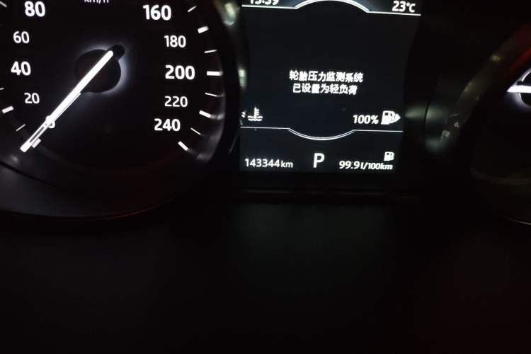 Used Land Rover Discovery Sport 2017 2.0T SE Odometer Close Up