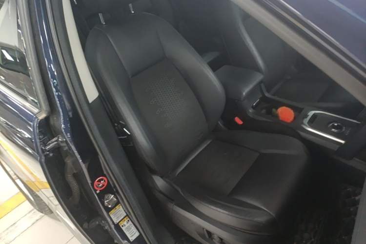 Used Land Rover Discovery Sport 2017 2.0T PURE Right Front Seat