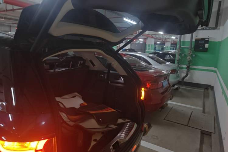 Used Land Rover Discovery Sport 2017 2.0T HSE Trunk