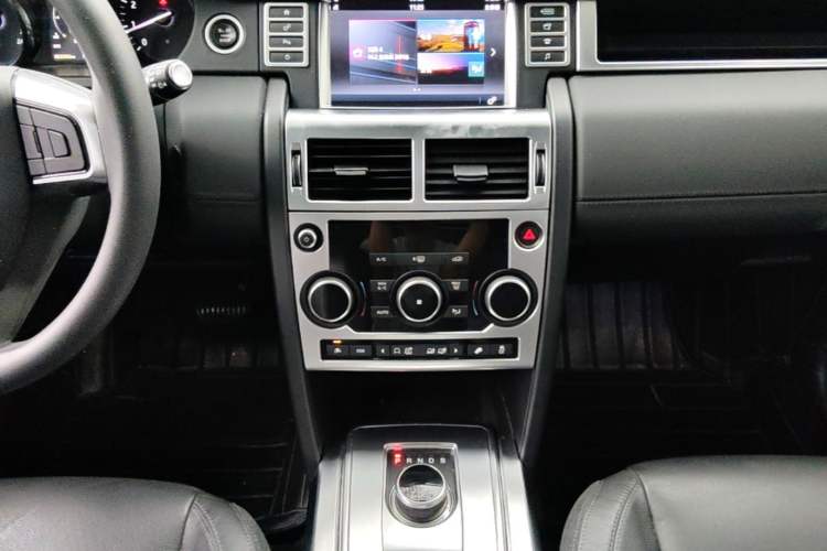 Used Land Rover Discovery Sport 2017 2.0T PURE Audio And AC Panel