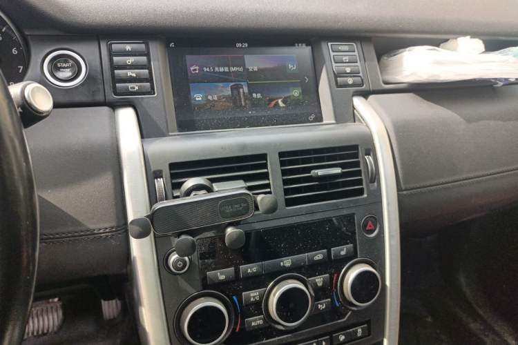Used Land Rover Discovery Sport 2017 2.0T HSE Audio And AC Panel