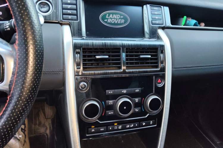 Used Land Rover Discovery Sport 2017 2.0T SE Audio And AC Panel