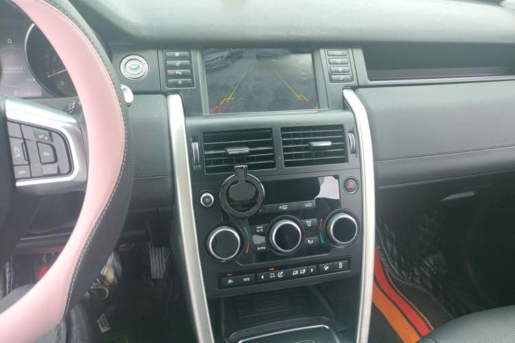 Used Land Rover Discovery Sport 2017 2.0T SE Audio And AC Panel