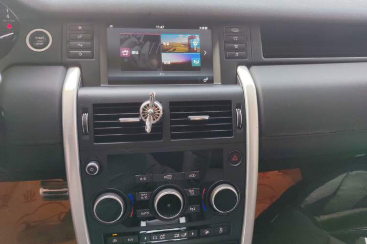 Used Land Rover Discovery Sport 2017 2.0T SE Audio And AC Panel