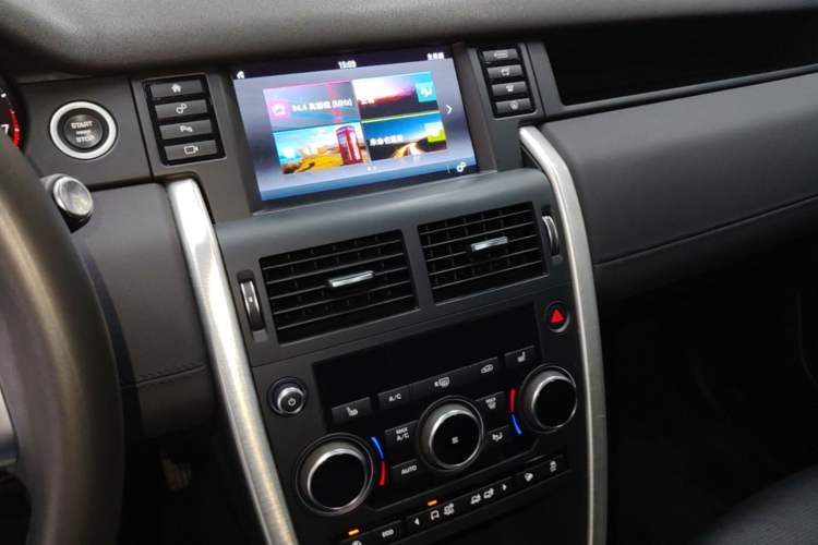 Used Land Rover Discovery Sport 2017 2.0T HSE Audio And AC Panel