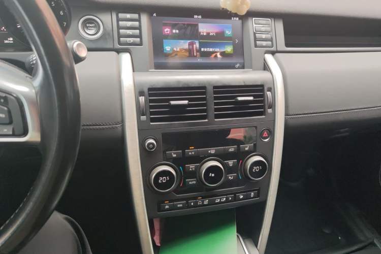 Used Land Rover Discovery Sport 2017 2.0T HSE Audio And AC Panel