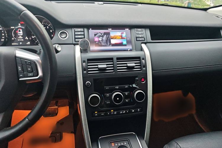Used Land Rover Discovery Sport 2017 2.0T SE Audio And AC Panel