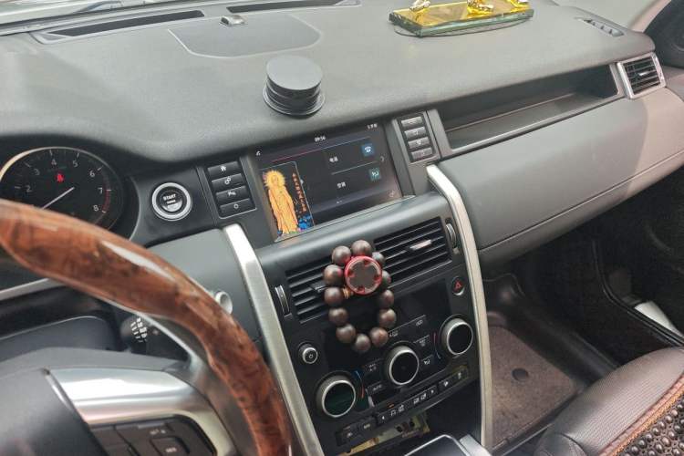 Used Land Rover Discovery Sport 2017 2.0T SE Audio And AC Panel