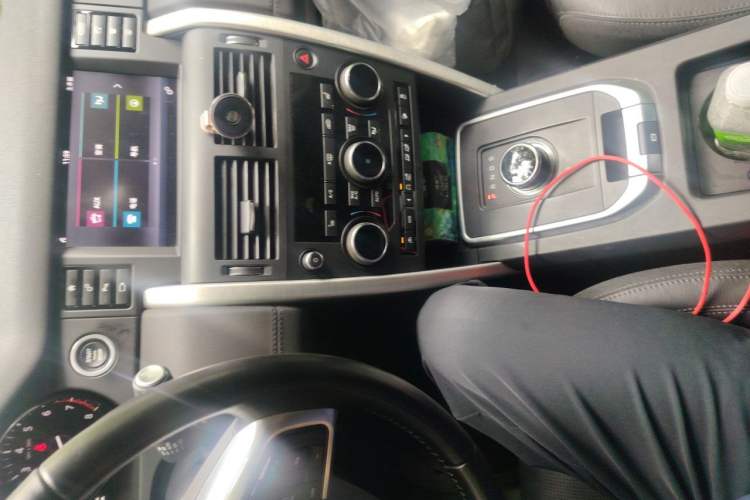 Used Land Rover Discovery Sport 2017 2.0T HSE Audio And AC Panel