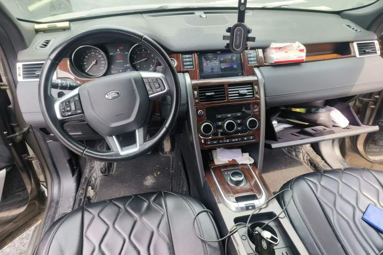 Used Land Rover Discovery Sport 2017 2.0T Cool Black Limited Edition Center Console