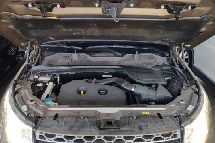 Used Land Rover Discovery Sport 2017 2.0T SE Engine Bay